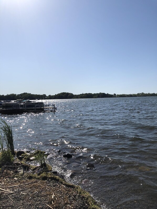 Un lac paisible avec une jetée qui s’avance sur l’eau.