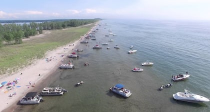 Viihtyisä mökki Sandy Pondissa
