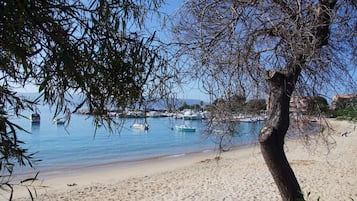 Una spiaggia nelle vicinanze