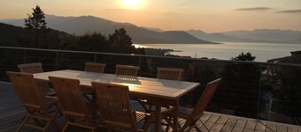 Villa con impresionantes vistas al mar, a 5-10 minutos a pie de la playa, para 12 personas
