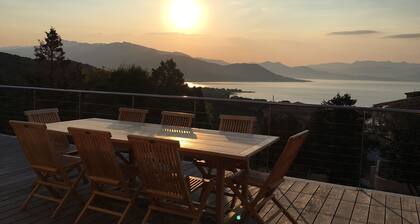 Villa mit atemberaubendem Meerblick, 5-10 Gehminuten vom Strand entfernt, für 12 Personen