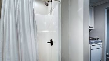 Douche, sèche-cheveux, serviettes fournies