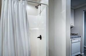 Een douche, een haardroger, handdoeken