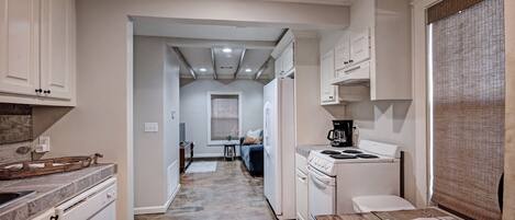 Frigorifero, microonde, forno, piano cottura