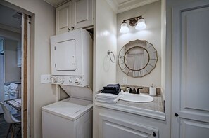 Douche, sèche-cheveux, serviettes fournies