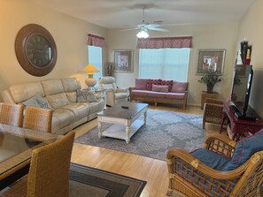 Smart TV, DVD player, books - Updated ground-level 3 BR/2 BA condo beside pool. Golf, Tennis, and family fun. (Sunset Beach)