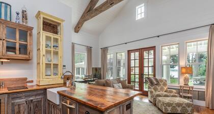 Cedar Bluff Cabin in May in Old Town Bluffton on the river