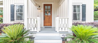 Cedar Bluff Cabin in May in Old Town Bluffton on the river
