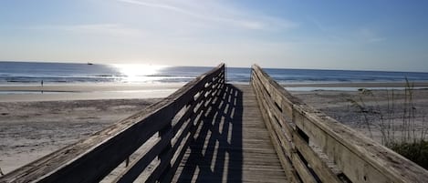 Vlak bij het strand, ligstoelen aan het strand