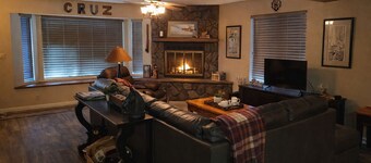 Pinetop Getaway in a Gated Community, Pool, Walk to Dining & Trails