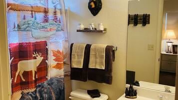 Ensemble douche/baignoire, sĂšche-cheveux, serviettes fournies, savon