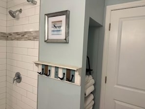 Shower, hair dryer, towels