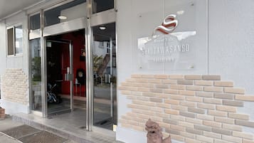 Mặt tiền nơi lưu trú