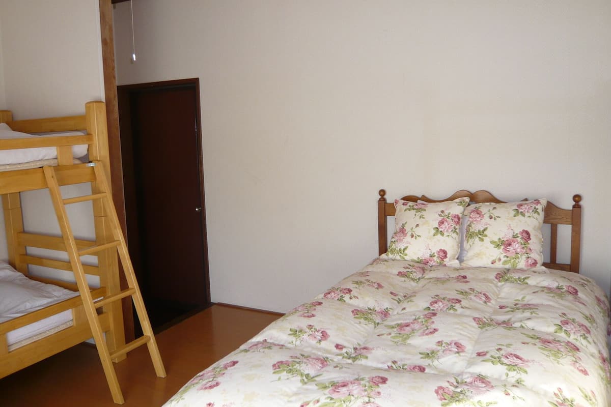 Habitación triple básica, para no fumadores, baño compartido | Wifi gratis y ropa de cama