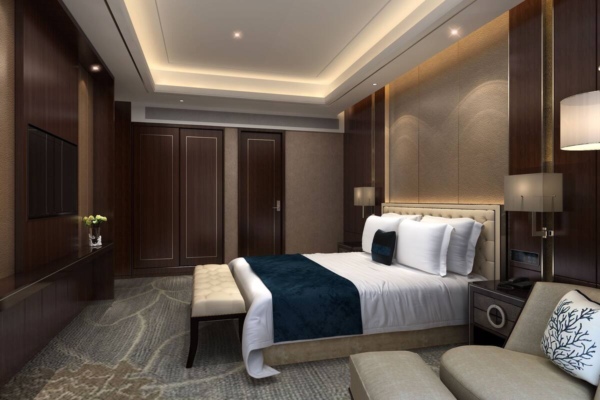 Executive Suite | Desk, blackout drapes, WiFi (free), bed sheets