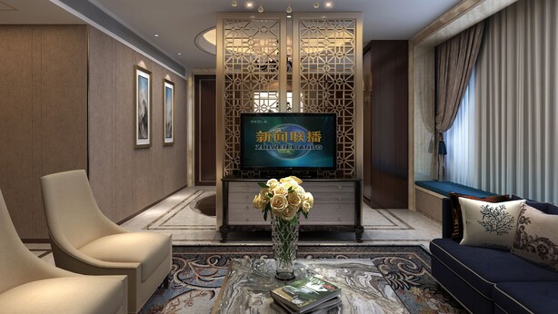 Een moderne woonkamer met een televisie, comfortabele zithoek, een decoratieve vaas en een kamerkleed met een patroon.
