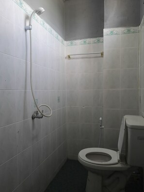 ห้องสแตนดาร์ดดับเบิล | ห้องน้ำ | ฝักบัว, ของใช้ในห้องน้ำฟรี