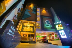 A multi-story building with a prominent 'iSTAY' sign and a restaurant named 'iSTAY Chetinadu Virundhu' at the ground level. - Hotel iStay (Coimbatore)