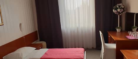 Doppelzimmer | Badezimmer | Dusche, Haartrockner, HandtĂŒcher