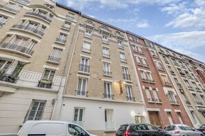 Front of property - Paris hôtel (Clichy)