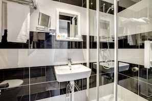 Bathroom sink - Paris hôtel (Clichy)