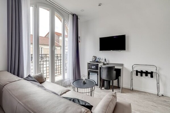 Deluxe Suite, 1 King Bed, Non Smoking | Individually decorated, individually furnished, desk, iron/ironing board - Paris hôtel (Clichy)