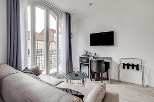 Deluxe Suite, 1 King Bed, Non Smoking | Individually decorated, individually furnished, desk, iron/ironing board