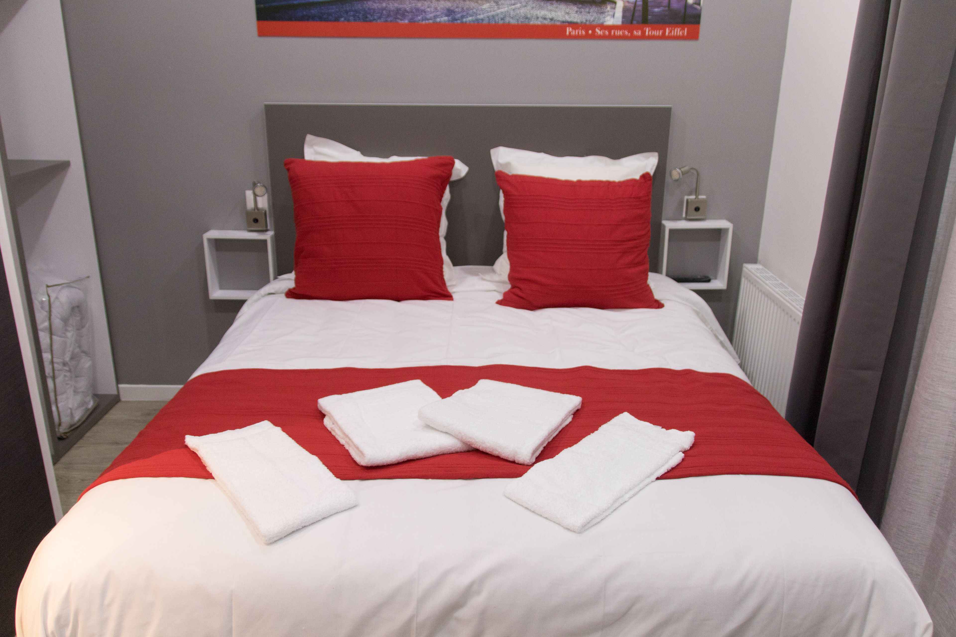 standard double room, 1 queen bed, non smoking | 1 bedroom, individually decorated, individually furnished, desk