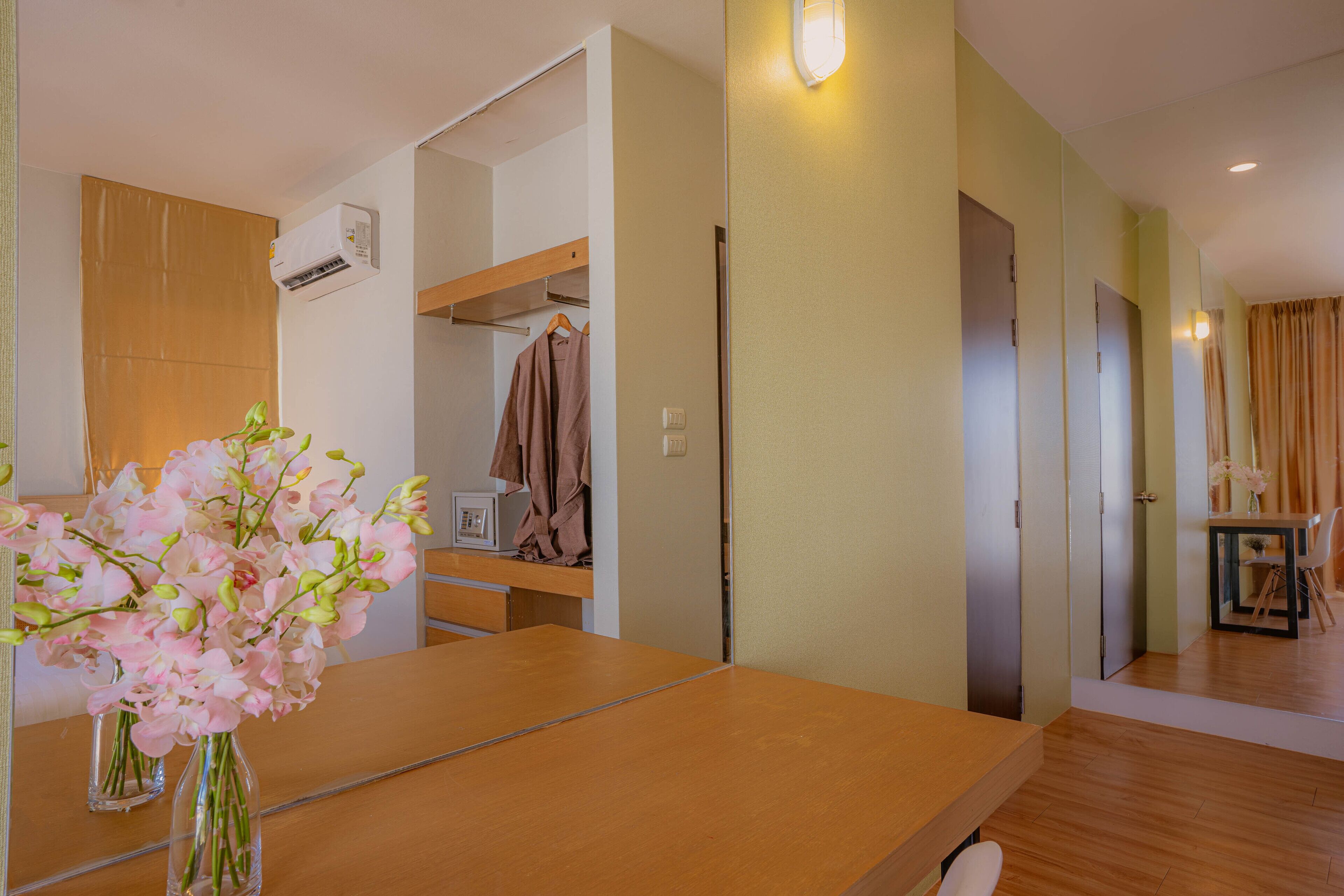 suite, 1 king bed | 1 bedroom, in-room safe, desk, blackout curtains