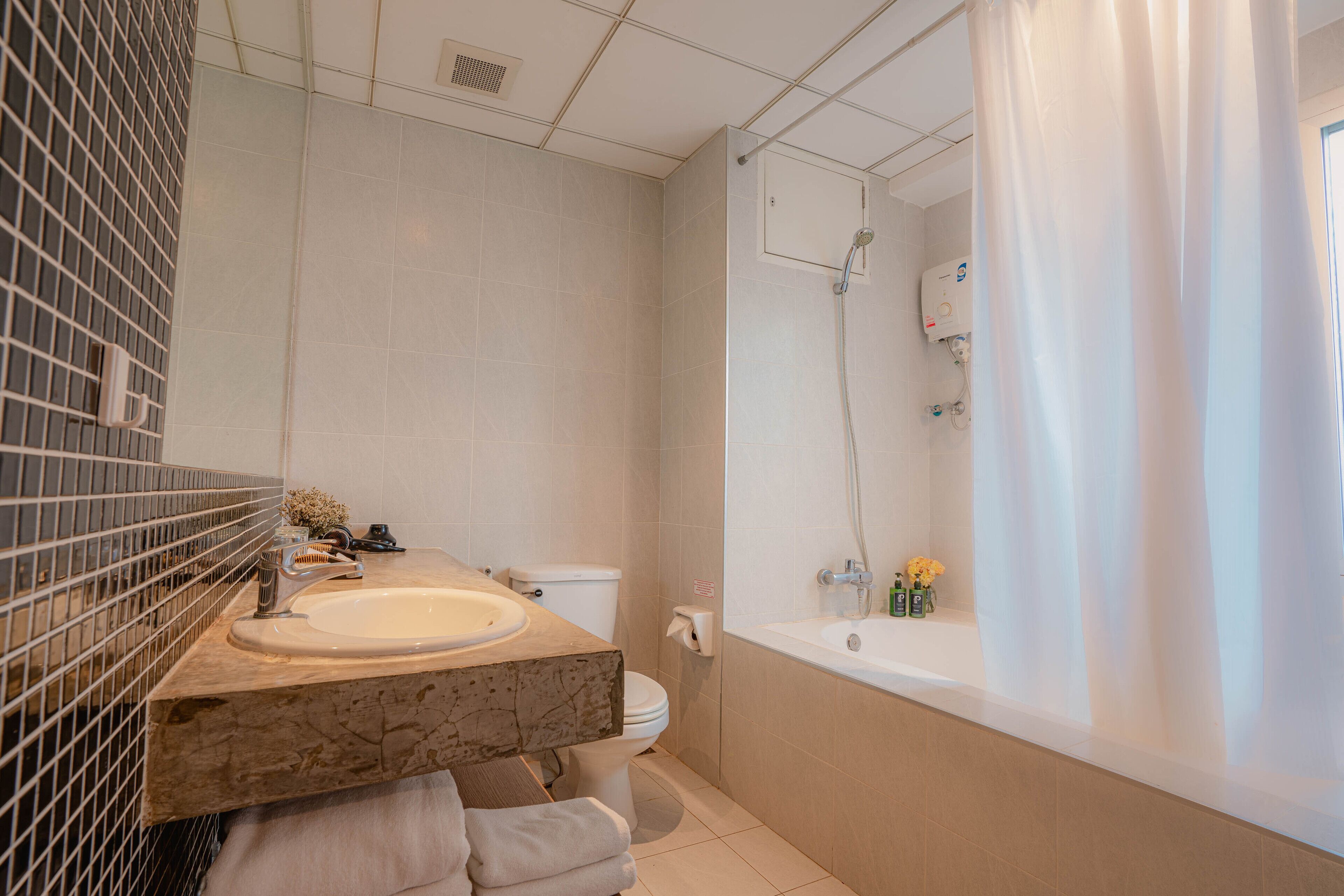 deluxe double room | bathroom | free toiletries, hair dryer, bathrobes, slippers