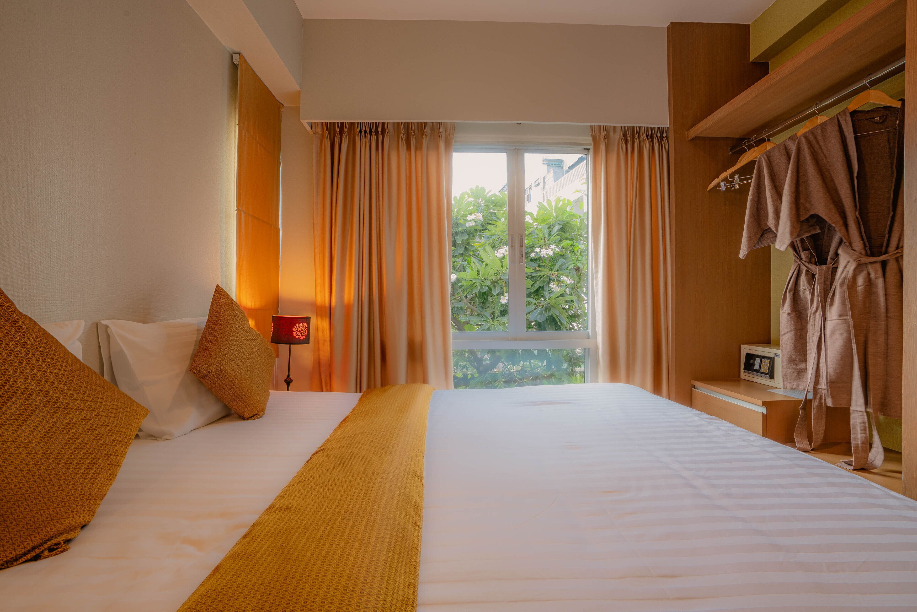 deluxe double room | 1 bedroom, in-room safe, desk, blackout curtains