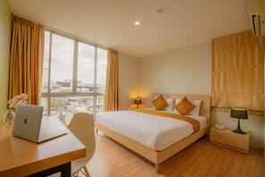 Suite, 1 King Bed | City view