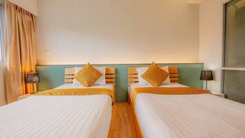 Standardrum - 2 enkelsängar | 1 sovrum, värdeförvaringsskåp på rummet och skrivbord