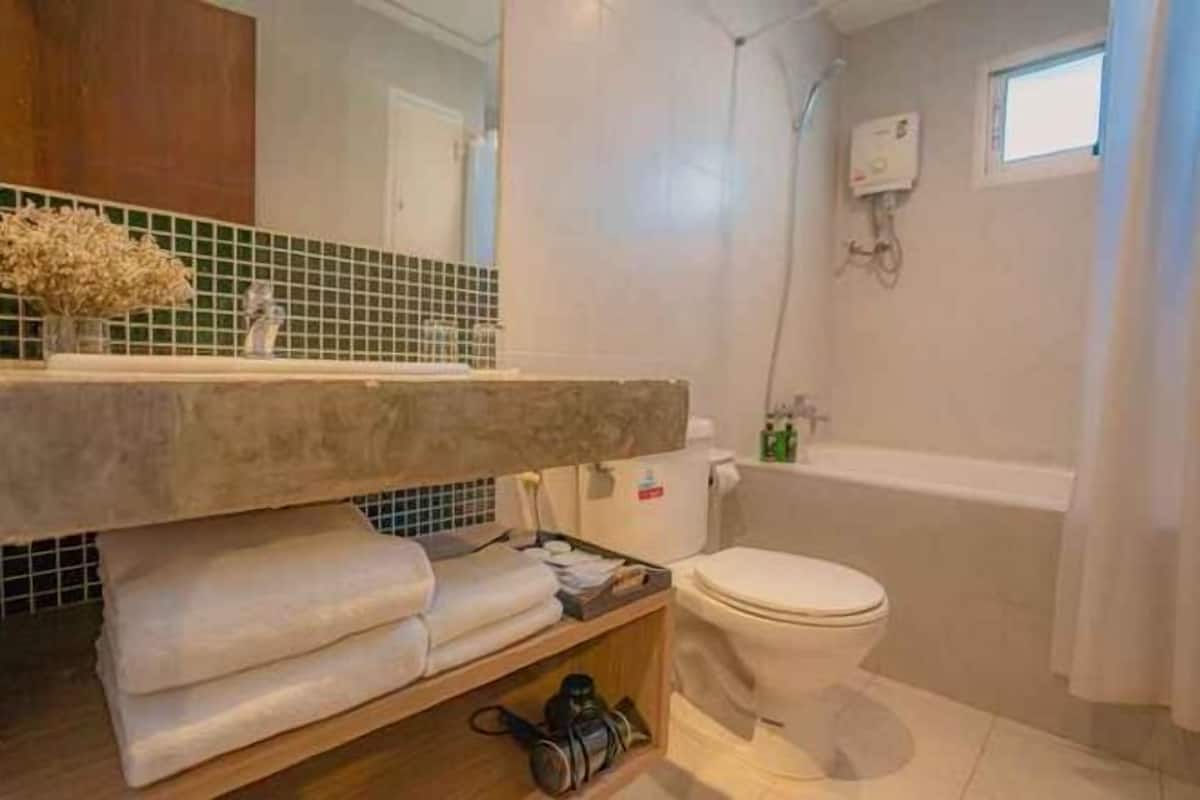 Salle de bain | Articles de toilette gratuits, sèche-cheveux, peignoirs, chaussons