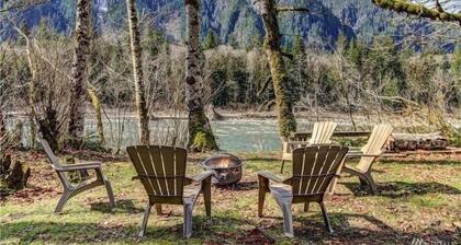 Galena's Getaway:  Spacious & bright riverfront home in Cascades w/ hot tub on gorgeous 3 acres