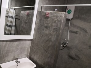 Cottage with Garden View | Bathroom | Shower, free toiletries, hair dryer, towels - Reera Resort (Hua Hin)