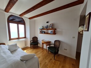 6 Schlafzimmer, Schreibtisch, Bügeleisen/Bügelbrett, Reisekinderbett