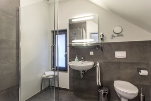 Minibar, in-room safe, desk, blackout curtains - Hotel Holzscheiter (Lottstetten)