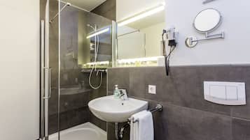 Regadera, amenidades de baño gratuitas, toallas