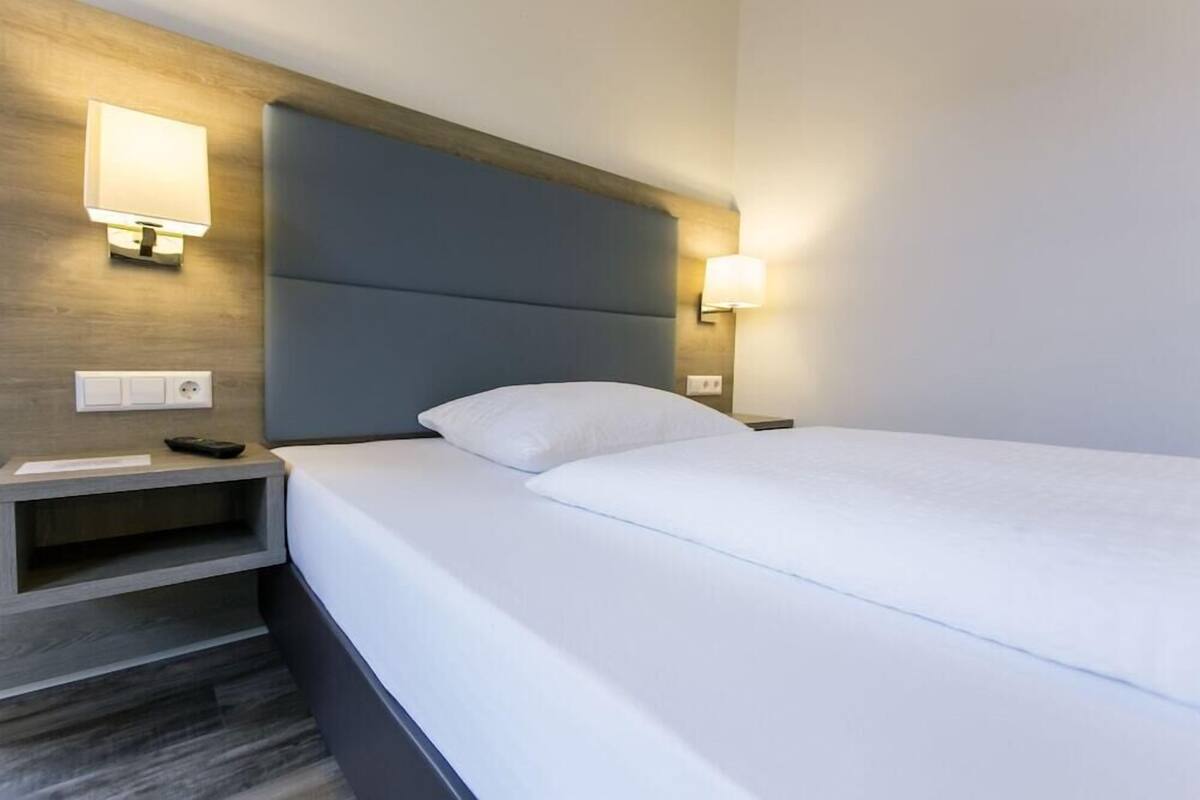 Minibar, Zimmersafe, Schreibtisch, Verdunkelungsvorhänge
