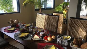 Bữa sáng kiểu Âu hàng ngày (8.5 EUR/mỗi người)