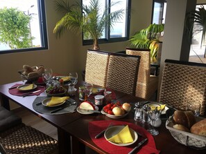 Desayuno continental (EUR 8.5 por persona)