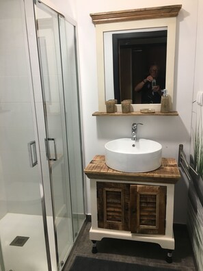 Phòng đôi Cao cấp, 1 giường cỡ king, hiên, quang cảnh biển (11) | Tiện nghi phòng tắm | Buồng tắm vòi sen, đồ dùng nhà tắm miễn phí, máy sấy tóc 