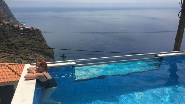 Outdoor pool, sun loungers - Guesthouse The View - Adults Only (Ribeira Brava)