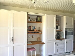 ثلاجة، ميكروويف، فرن، موقد طهي مسطح