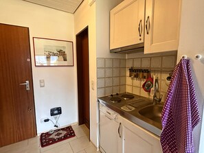 Kühlschrank, Mikrowelle, Ofen, Herdplatte