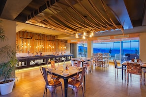 Een restaurant met een houten interieur, een buffet en uitzicht op de bergen.