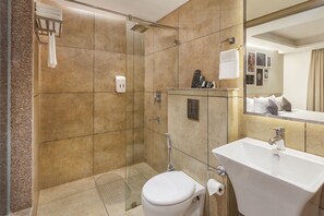 Een douche, een regendouche, gratis toiletartikelen, een haardroger