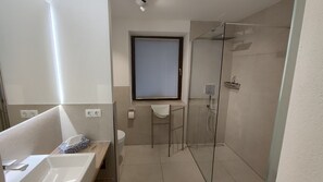 Badewanne, Haartrockner, Handtücher