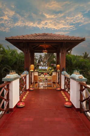 4 restaurants, breakfast, lunch, dinner served; Indian cuisine